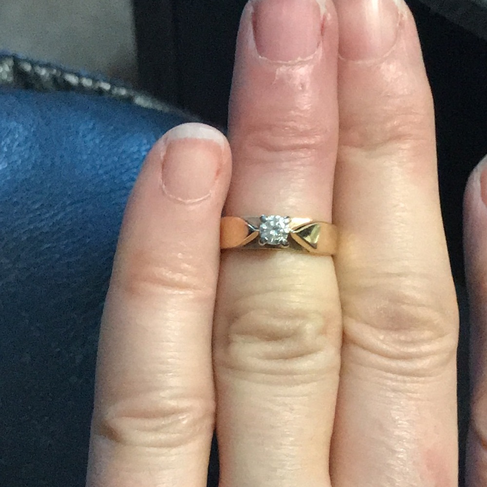Diamond solitaire Gold Ring